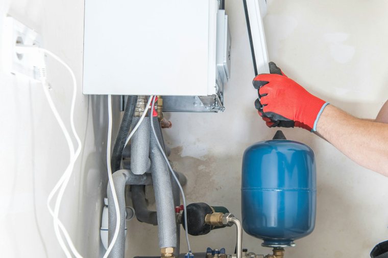 Service zur Wartung von Gasthermen